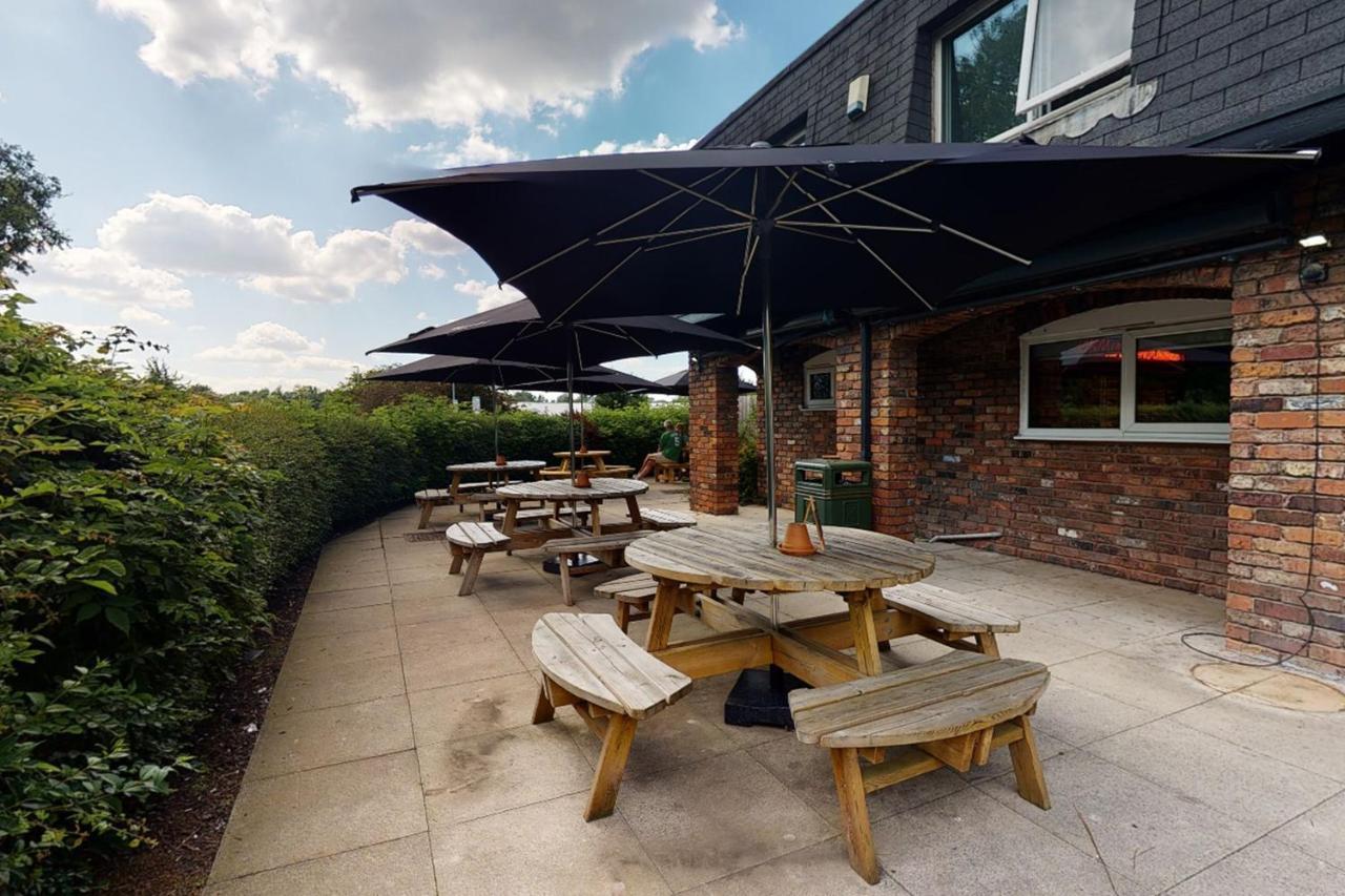 Village Hotel Manchester Hyde Εξωτερικό φωτογραφία