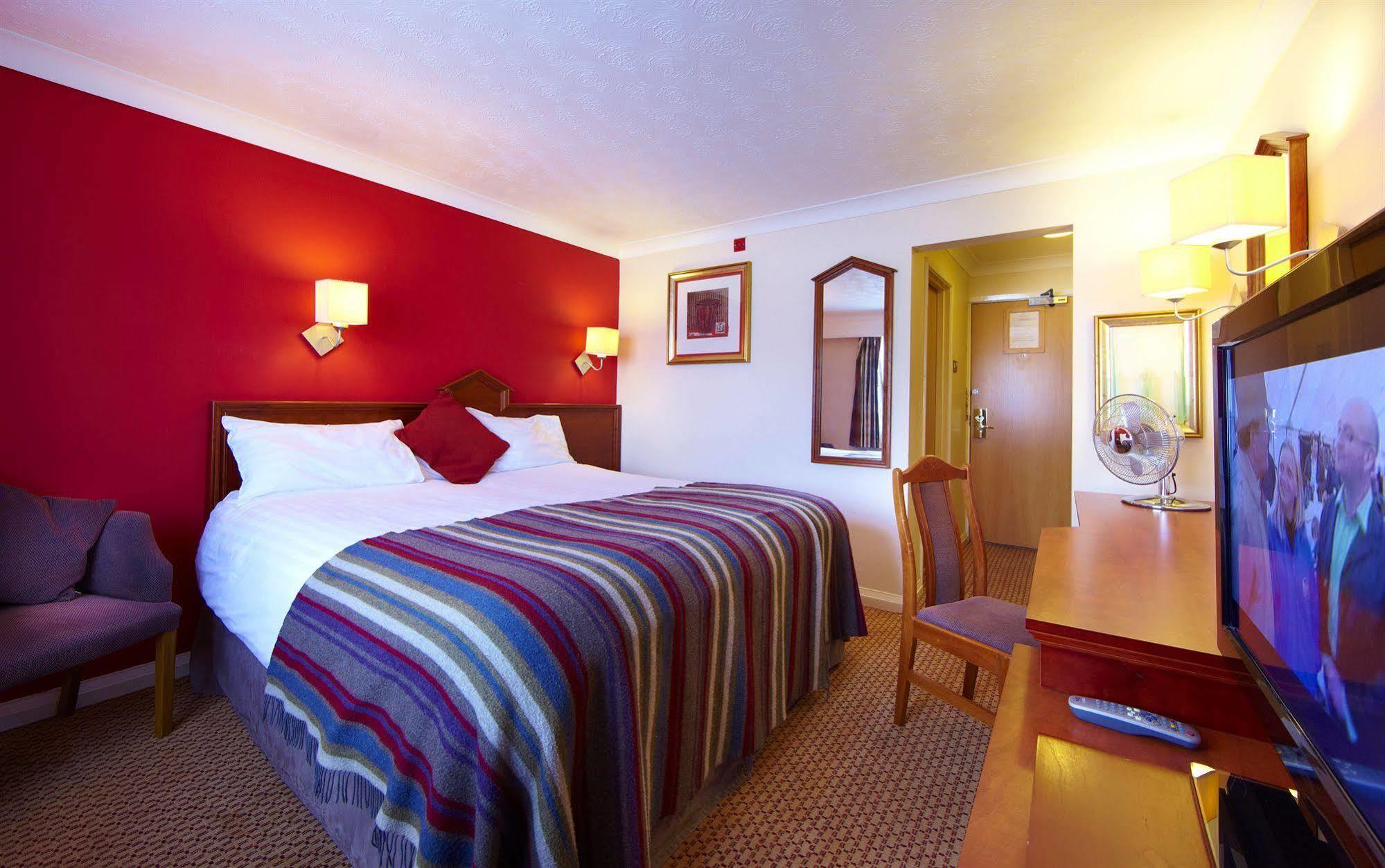 Village Hotel Manchester Hyde Εξωτερικό φωτογραφία