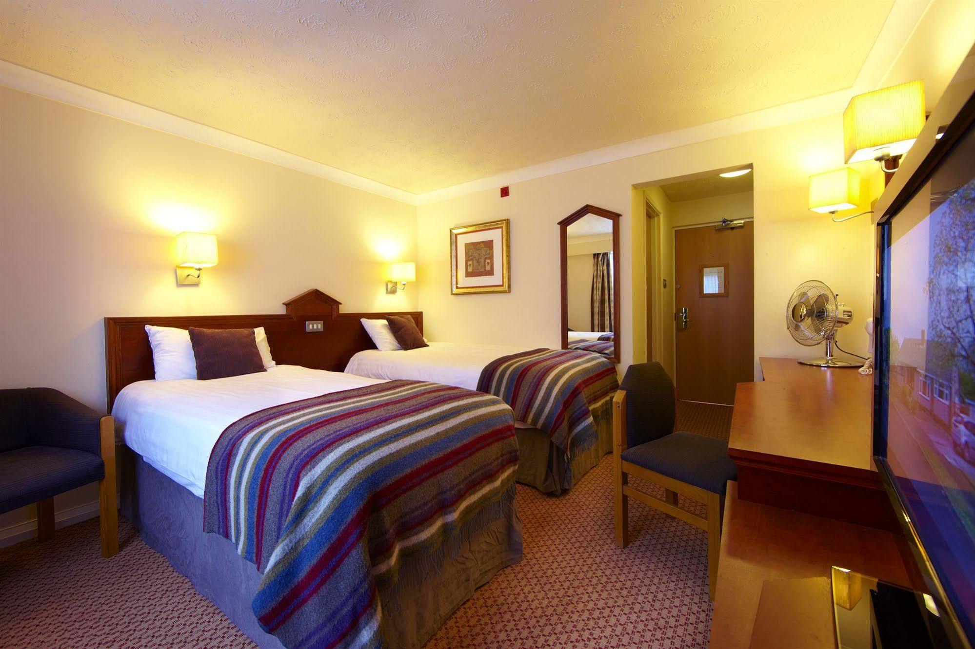 Village Hotel Manchester Hyde Εξωτερικό φωτογραφία